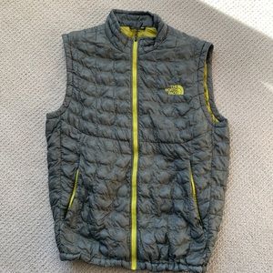 Beautiful men’s Northface thermoball vest.